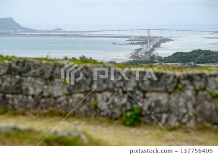 從勝連城遺址看到的海中路和濱比嘉橋。 從勝連城遺址看到的海中路和濱比嘉橋。 137756406