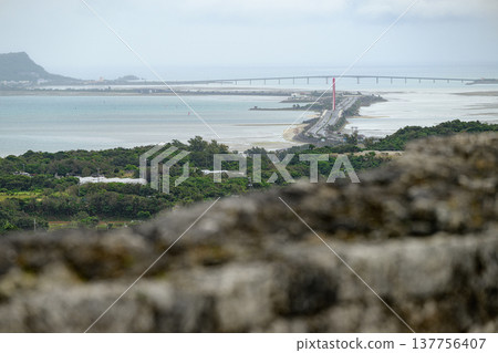 從勝連城遺址看到的海中路和濱比嘉橋。 從勝連城遺址看到的海中路和濱比嘉橋。 137756407