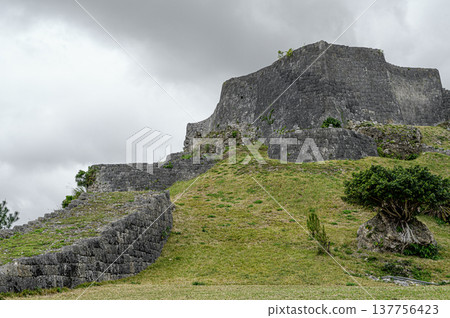 勝連城遺址:琉球王國的一座古老城堡。 勝連城遺址:琉球王國的一座古老城堡。 137756423