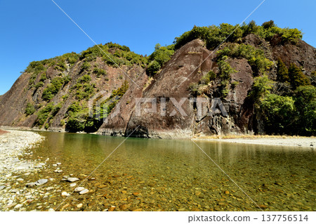 The single rock formation in Kozagawa Town (a nationally designated natural monument) [Kozagawa Town, Wakayama Prefecture] 137756514