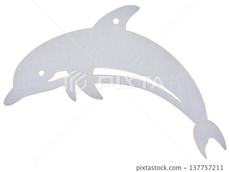 用於手工製作的木製海豚部件，白色背景上切割而成。 137757211