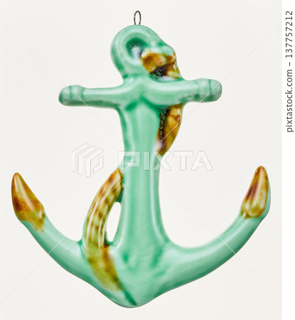 白色背景上的綠色陶瓷錨形吊墜。 137757212