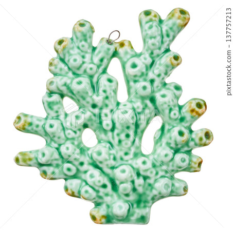 白色背景上的綠色陶瓷珊瑚吊墜。 137757213