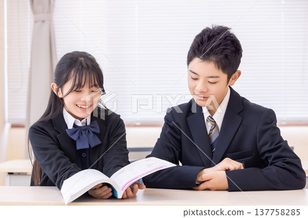 兩名中學生在學校交談。 兩名中學生在學校交談。 137758285