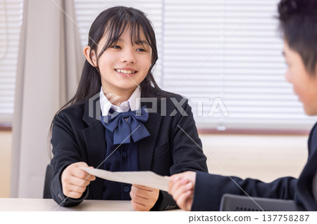Male and female students talking in the classroom 137758287