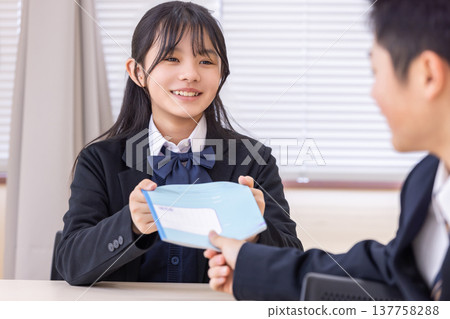 男女學生在教室裡交談 137758288