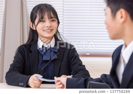 男女學生在教室裡交談 137758289
