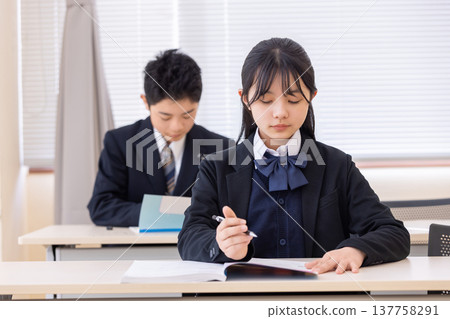 中學生在教室裡學習 137758291