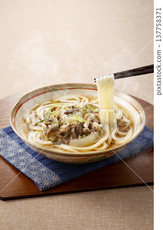 Meat noodles 137758371