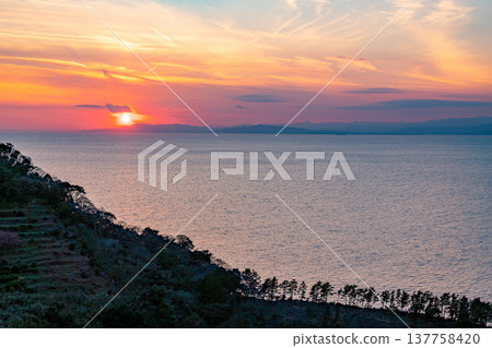 (Shizuoka Prefecture) Nishi Izu Ida Sunset on the hill of Kiraki (Shizuoka Prefecture) Nishi Izu Ida Sunset on the hill of Kiraki 137758420