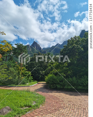 This is the scenery of Seorak Mountain, South Korea.	 137758434