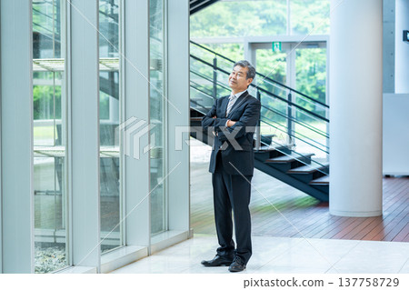 站在辦公室走廊的商務人士 137758729