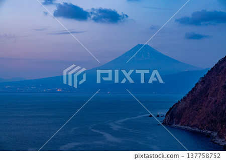 (Shizuoka Prefecture) Mount Fuji as seen from Ida, West Izu in early autumn, with rapeseed blossoms in bloom - evening view 137758752