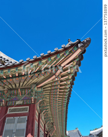 building, hanok, roof 137758899