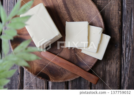 北海道特級奶油，盛於相思木盤中 137759032