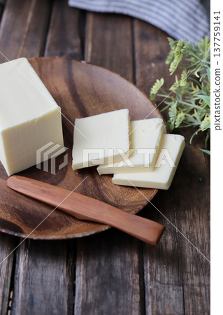 北海道特級奶油，盛於相思木盤中 137759141