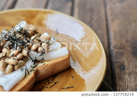 納豆吐司佐醃蘿蔔和海藻，用方形麵包製作。 137759214