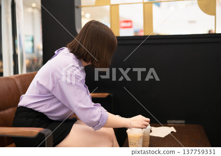 asian business woman drinking coffee at outdoor of coffee shop asian business woman drinking coffee at outdoor of coffee shop 137759331