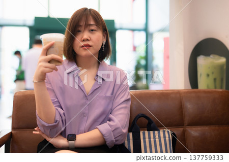asian business woman drinking coffee at outdoor of coffee shop asian business woman drinking coffee at outdoor of coffee shop 137759333