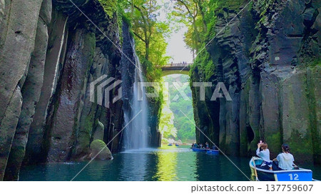 真名井瀑布的水花倒映在五瀨川的藍色河面上（高千穗峽/宮崎縣西臼杵郡高千穗町） 137759607