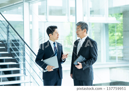 Meeting business people 137759951