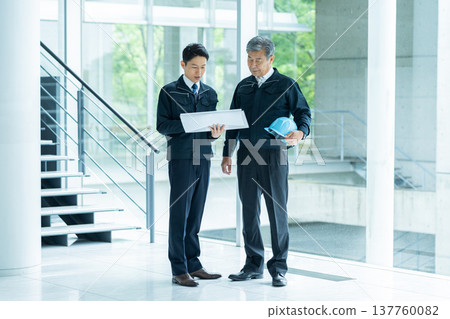 Businessmen in work clothes having a meeting at the site 137760082