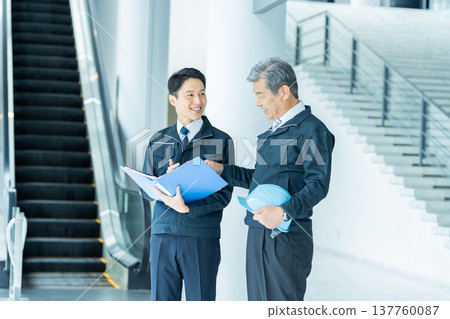 穿著工作服的商人在現場開會 穿著工作服的商人在現場開會 137760087