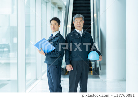 Businessmen in work clothes having a meeting at the site Businessmen in work clothes having a meeting at the site 137760091