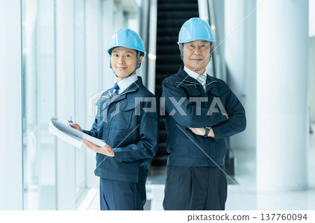 Businessmen in work clothes having a meeting at the site 137760094
