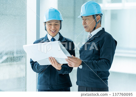 Businessmen in work clothes having a meeting at the site 137760095