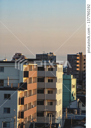 在日落弄髒的地平線 137760292