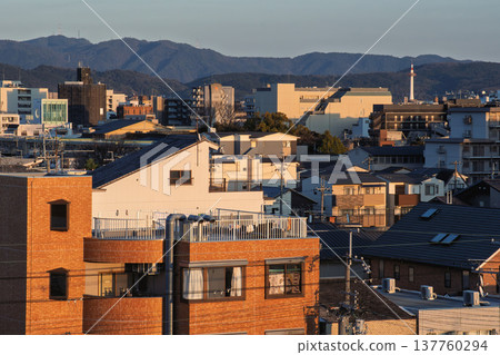 在日落弄髒的地平線 137760294