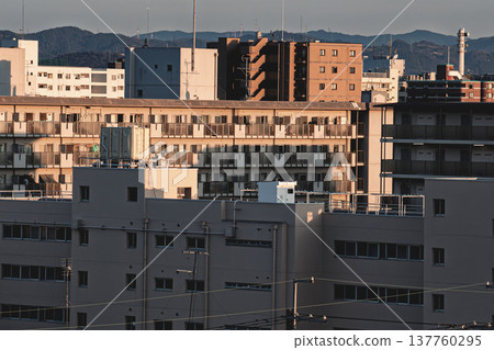 在日落弄髒的地平線 在日落弄髒的地平線 137760295