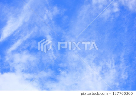 清爽的秋日天空 137760360