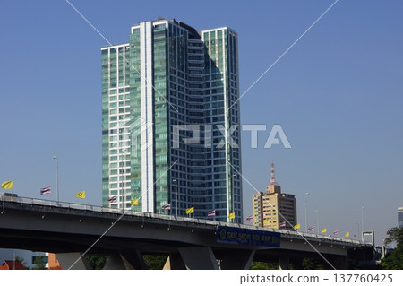 Taksin Bridge along the Chao Phraya River in Bangkok, Thailand 137760425