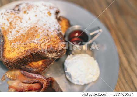 撒上糖粉的法式吐司-咖啡館早餐 撒上糖粉的法式吐司-咖啡館早餐 137760534