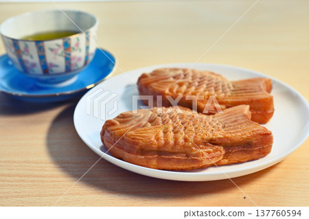 Delicious-looking freshly baked taiyaki 137760594