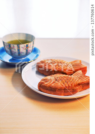 Delicious-looking freshly baked taiyaki 137760614