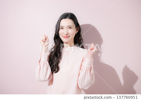A celebratory pose and a spring-colored business image overflowing with happiness: 2026 trend color pink 137760951