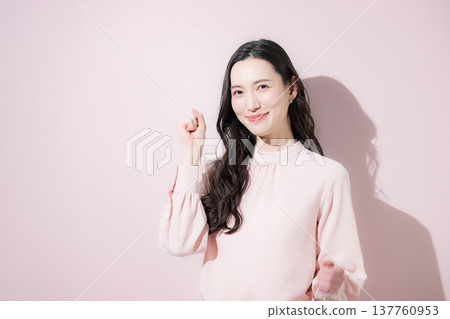 A celebratory pose and a spring-colored business image overflowing with happiness: 2026 trend color pink 137760953