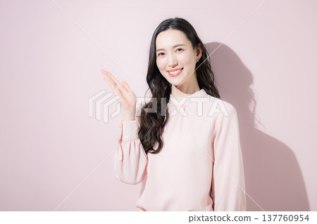 指向的手勢營造出充滿活力、春意盎然的商業形象;2026 年流行色:粉紅色。 指向的手勢營造出充滿活力、春意盎然的商業形象;2026 年流行色:粉紅色。 137760954