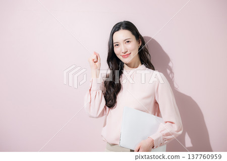 A celebratory pose and a spring-colored business image overflowing with happiness: 2026 trend color pink 137760959