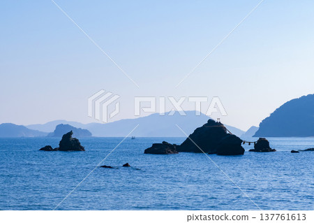 【伊勢志摩】二見浦海岸的夫妻岩 【伊勢志摩】二見浦海岸的夫妻岩 137761613