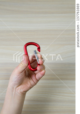一隻手用手指打開登山扣的特寫。 137761669