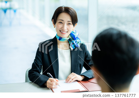 Consultant 137761777