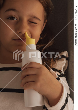 Using a nasal wash bottle for natural cleansing and respiratory moisturizing Using a nasal wash bottle for natural cleansing and respiratory moisturizing 137762172
