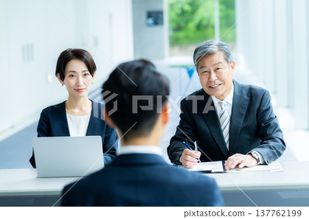 商務人士在辦公室接受採訪 137762199