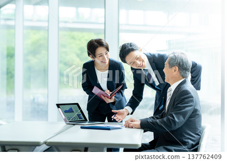 Meeting business people 137762409