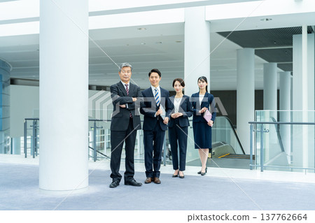 排隊的商務人士 排隊的商務人士 137762664