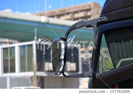 卡車側鏡圖像 卡車側鏡圖像 137762889